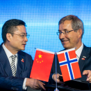 One of the agreements establishes the first airline route between Norway and China. Hainan Airlines will fly three times a week between Oslo and Beijing. The agreement was signed by Tan Xiangdong, on behalf of Hainan Airlines, and Øyvind Hasaas, Managing Director of Oslo Airport. Photo: Heiko Junge / NTB scanpix. 